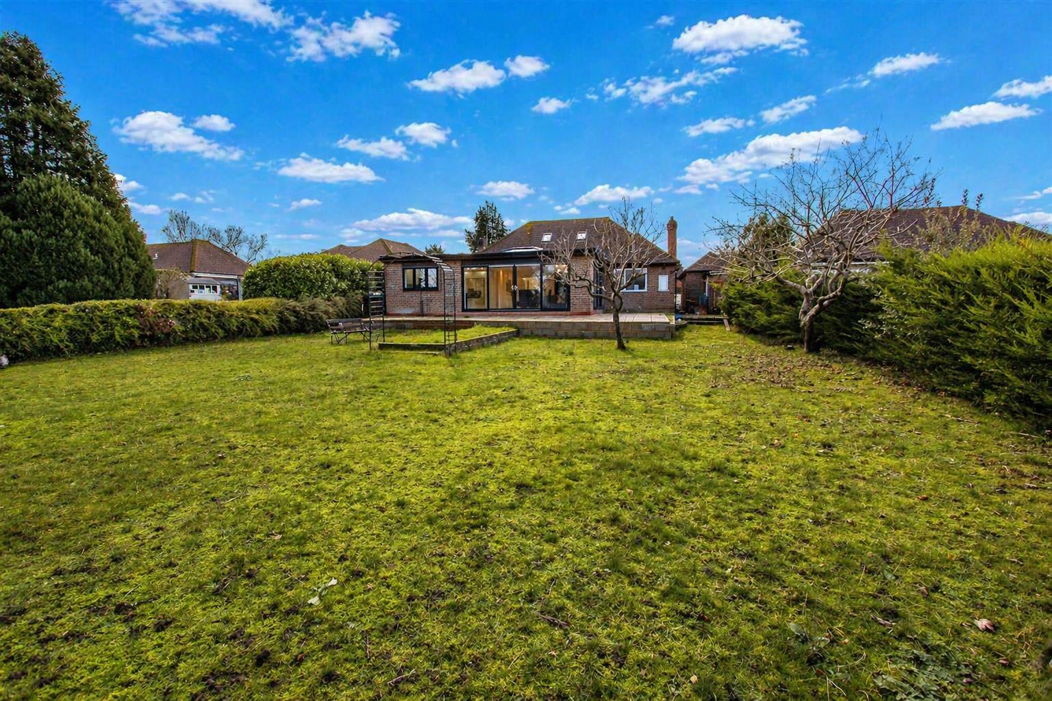 5 bed property in Gilhams Avenue, Banstead